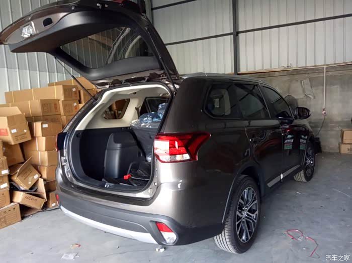 三菱棕色欧蓝德20l荣耀版内饰小装交份作业