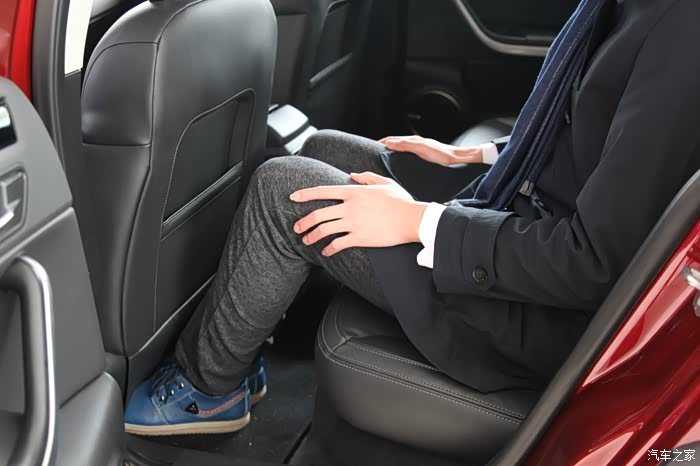 多拍几张都市suv后座的照片,里面空间够大,我1米8的个子,坐进去点都不
