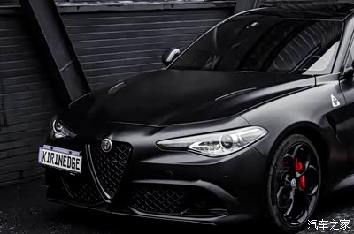 图 这款阿尔法罗密欧黑色车身特别霸气,花瓣式黑色轮毂设计也漂亮