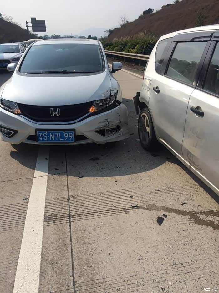 早两头被后车追尾致三车事故想打算换高配大灯在线等