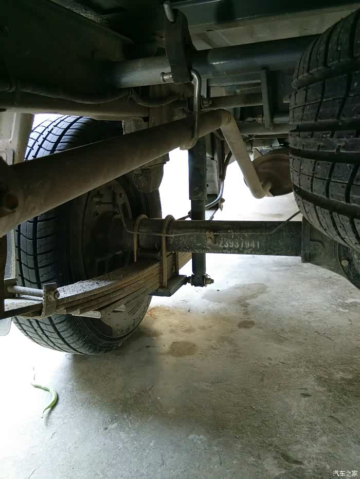 我的五菱荣光小卡1.2排气管怎么是这样的,求解