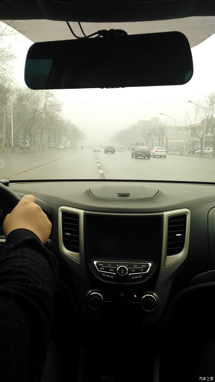 一路向西,路上车不多