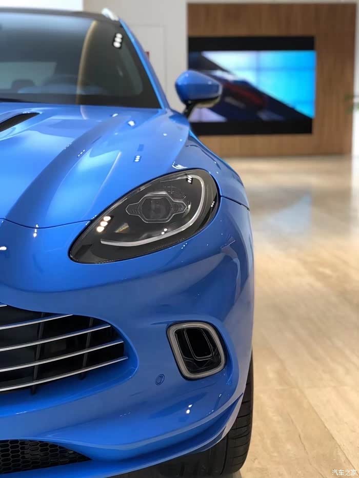 蓝色的阿斯顿马丁,内饰也是采用了蓝色装饰,给人一种舒服与恬静