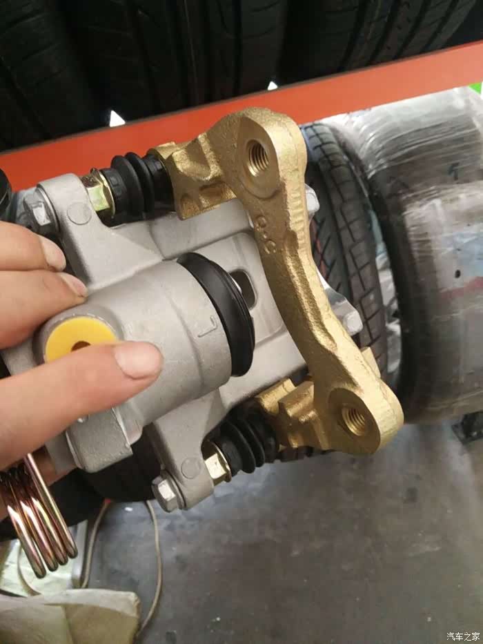 自己动手,更换后悬架,改装奥迪a4后刹车分泵.