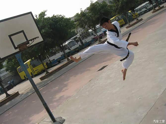 这是2006年初三元旦汇演后拍的,腾空后旋踢,助跑的话约可以踢到2米2左