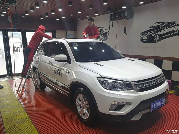 suv车身比较师傅们用梯子刷洗车顶