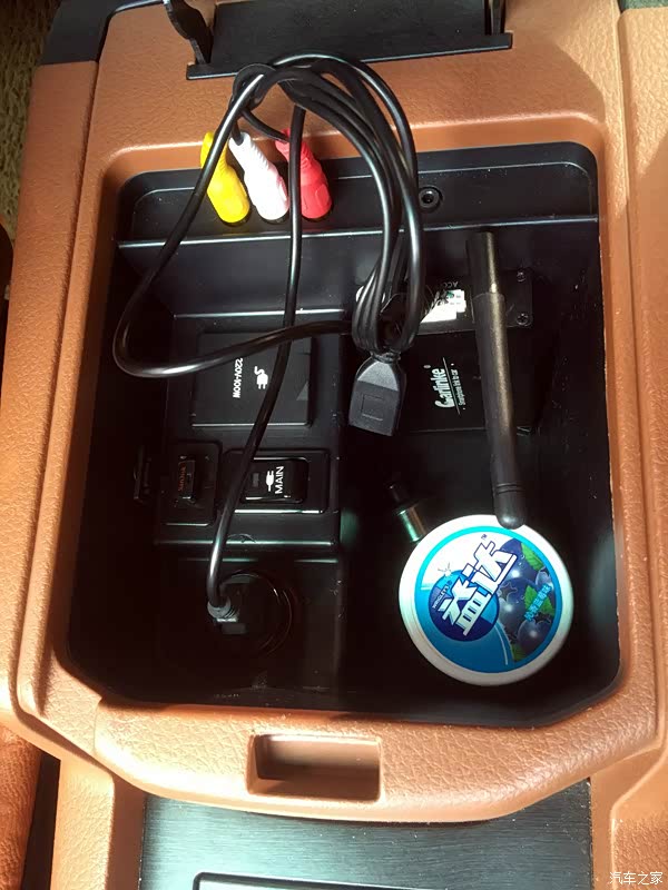 将无线wifi同屏器,按颜色连车载av插座,及usb插孔