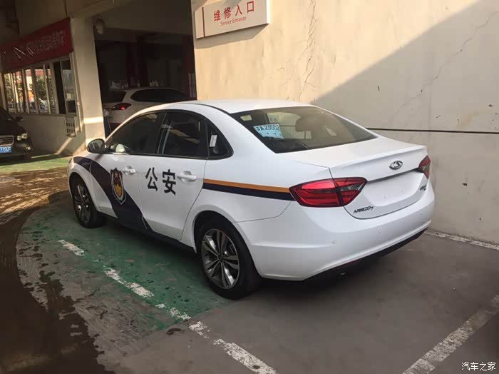 还有好多警车