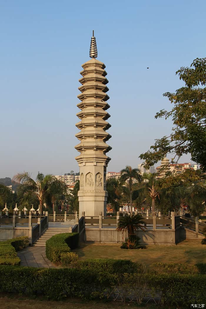 在南普陀寺门前耸立两座11层万寿塔