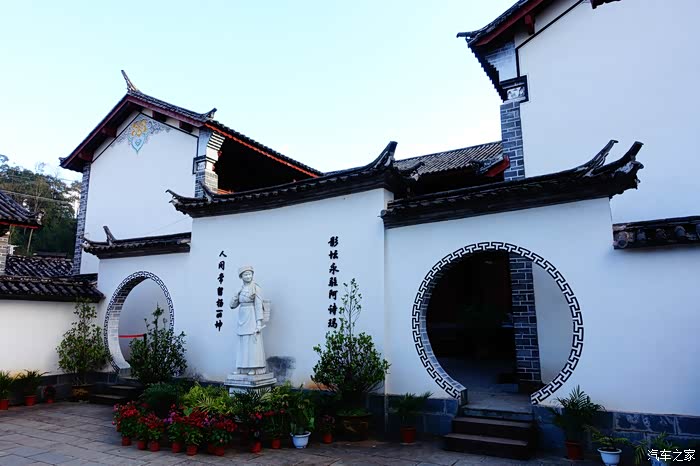 饭后又去旁边的阿诗玛扮演者杨丽坤的故居看了一下