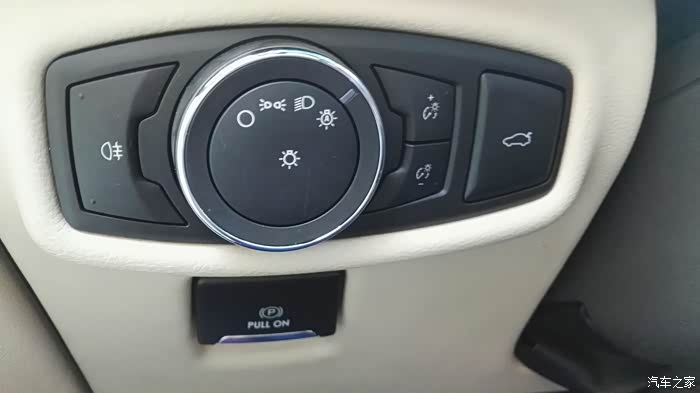 这里是手刹,刚开始习惯这个位置!上面开的自动灯!然后就没有动过了!