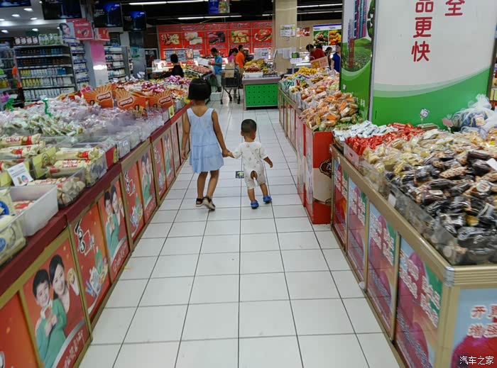 姐弟俩牵手逛超市,画面温馨(下秒弟弟摔跤-_-!