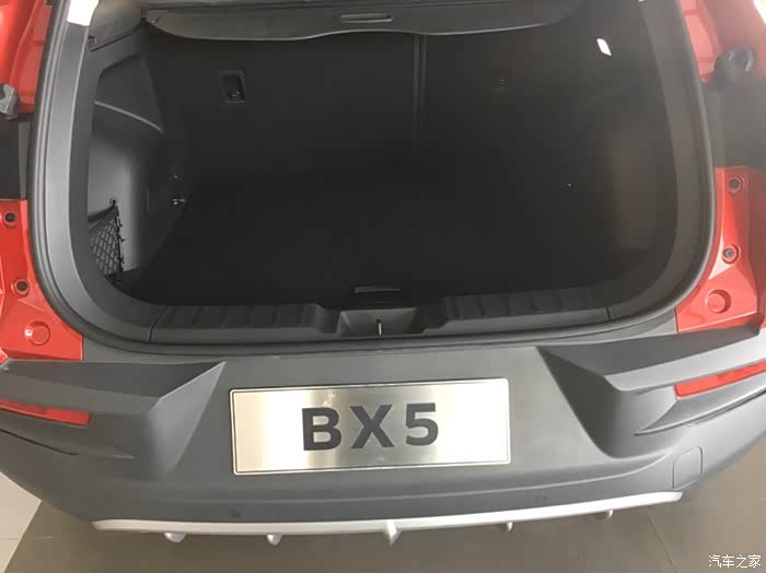 后备箱空间很大,后排座椅放倒,可以放很东西