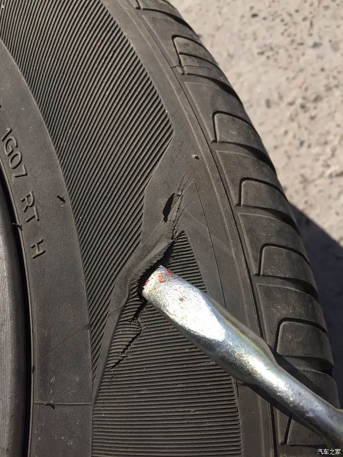轮胎破了个口