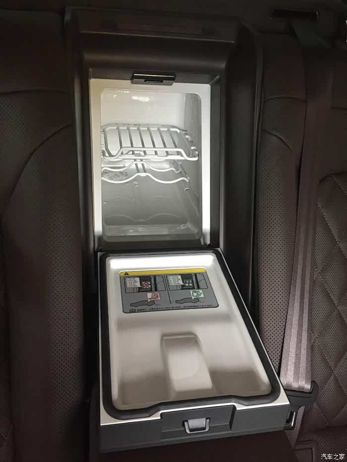 后排这个车载冰箱我老婆看中的,说夏天可以在车载冰箱里放水果和冰棒