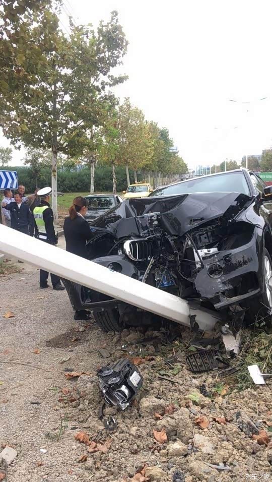 大众r8跑车车祸现场