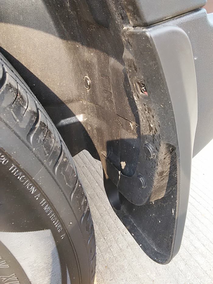 裂了裂了,轮胎上面的半圆护板太软啦!