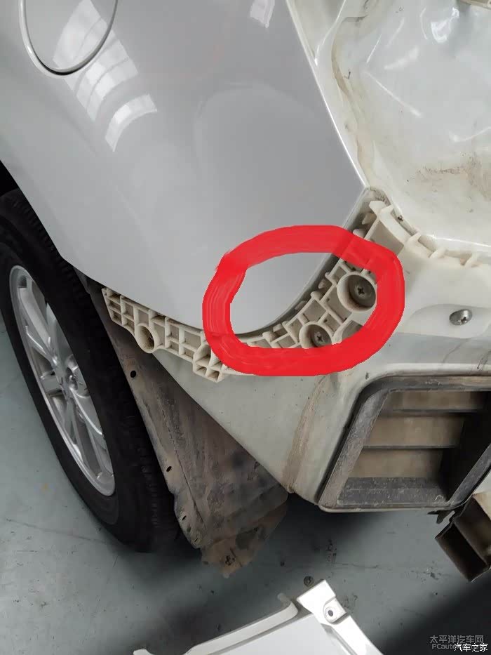 请问劲炫后保险杠这个位置被追尾是否直接摁下去