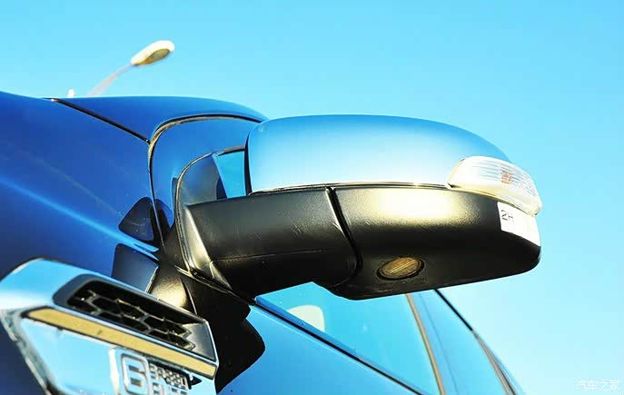 反光镜在阳光下拍摄颜色很炫,很美.