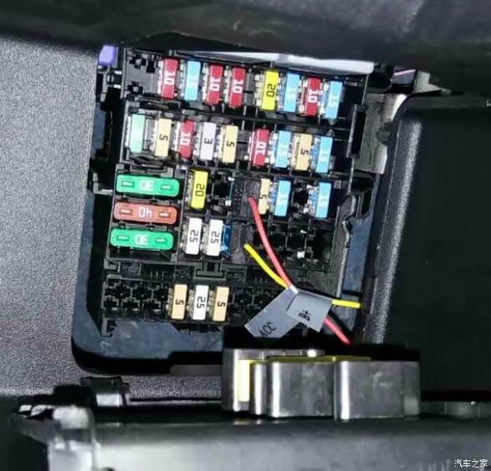 红黑smartforfour提车隐藏式行车记录仪安装