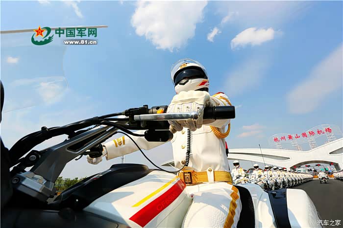 国宾护卫队的春风650g回娘家了行驶在家乡的道路上