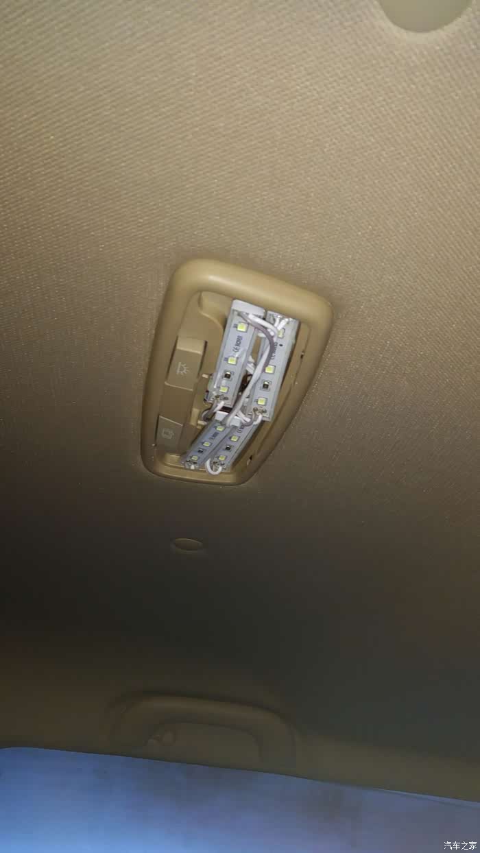 更换宝骏730车内阅读灯 申精