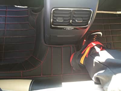 后排座椅因为这个凸起,空间大打折扣,差评