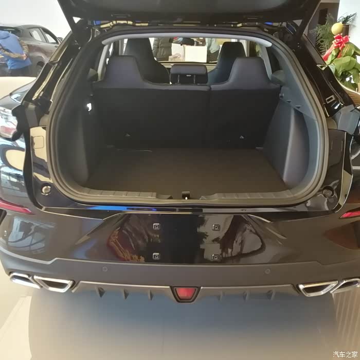 后备箱的空间也是非常的大.