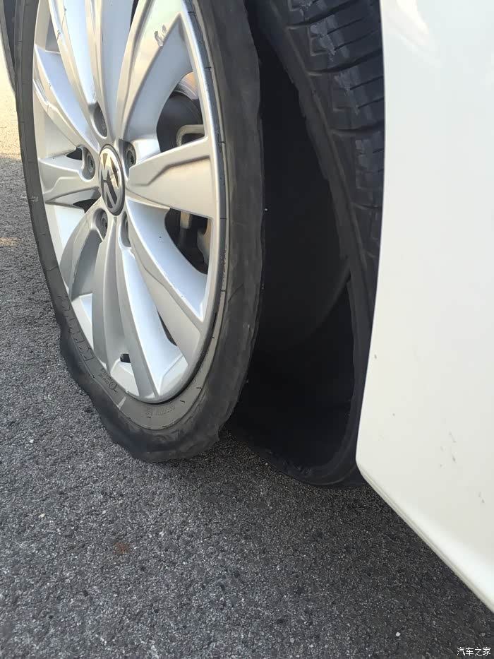 【图】速腾高速120迈爆胎了,爆胎了.胎了._速腾论坛_汽车之家论坛