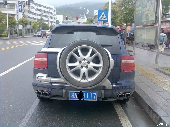 背书包后挂备胎的卡宴很少见哦