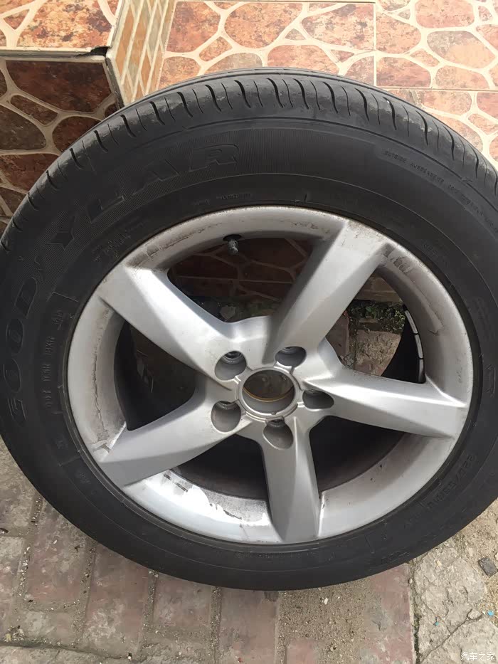 出原车固特异22555r16轮胎行驶7600公里