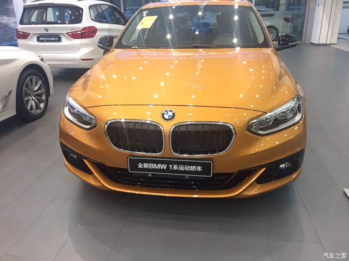 那就先从宝马1系说起吧:宝马标志性的前脸,双肾型进气格栅,天使眼,看