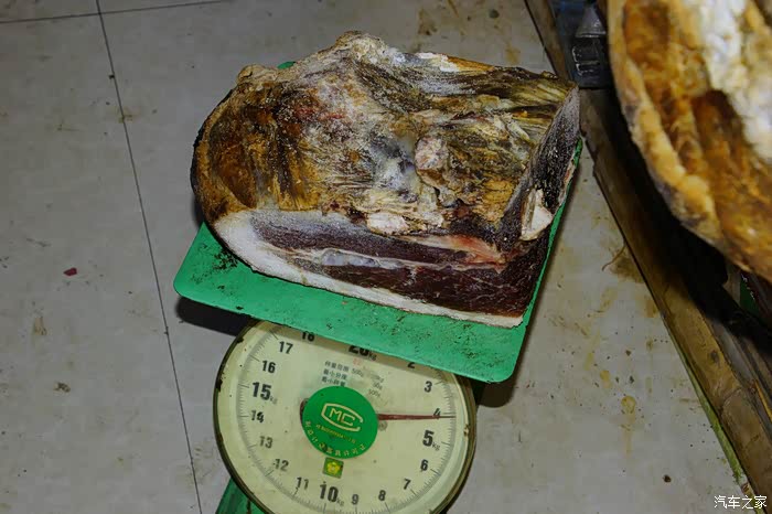 一条火腿我们吃不玩,随便要了一块称一都是8斤多,就这块肉都200多块钱