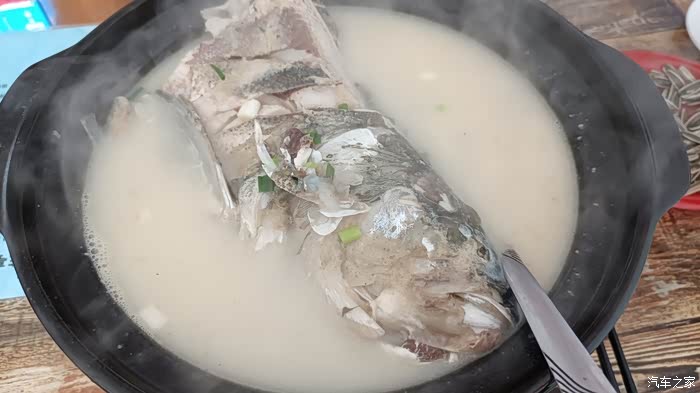 带着老婆到著名的太湖花亭湖喝鱼汤.