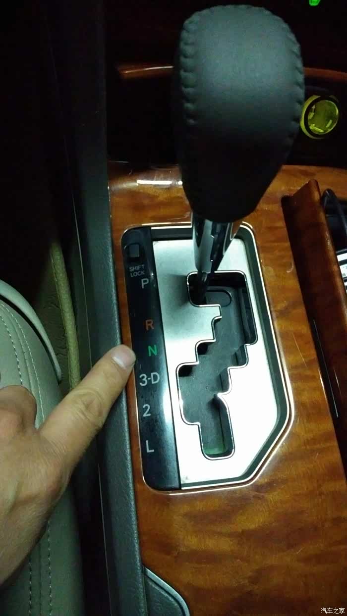 朋友的2007年8月凯美瑞,我在晚上开,自动档位处p.r.n.d没有一丝光亮.