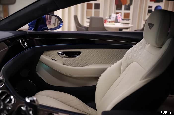 蓝色的宾利米色的内饰如此优雅操纵性能好真是让人心动不已