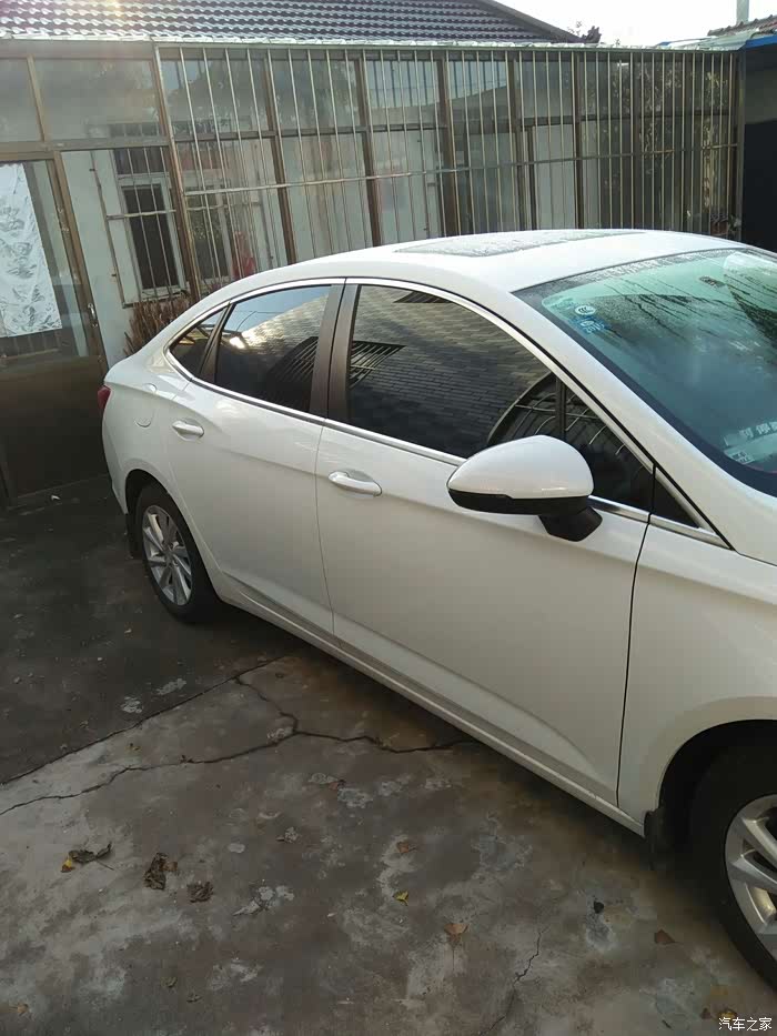 车友们白色的贴亮条好看嘛?