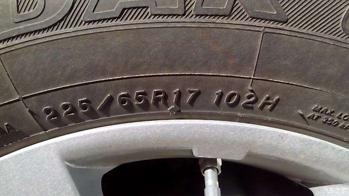 大家看看这轮胎正常吗四轮胎都是102h的出厂是什么的啊