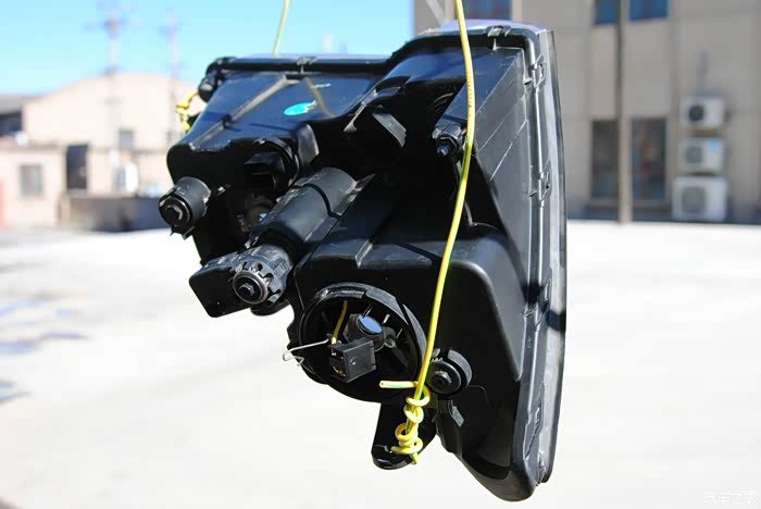 拆除防尘盖和通气管的大灯背面