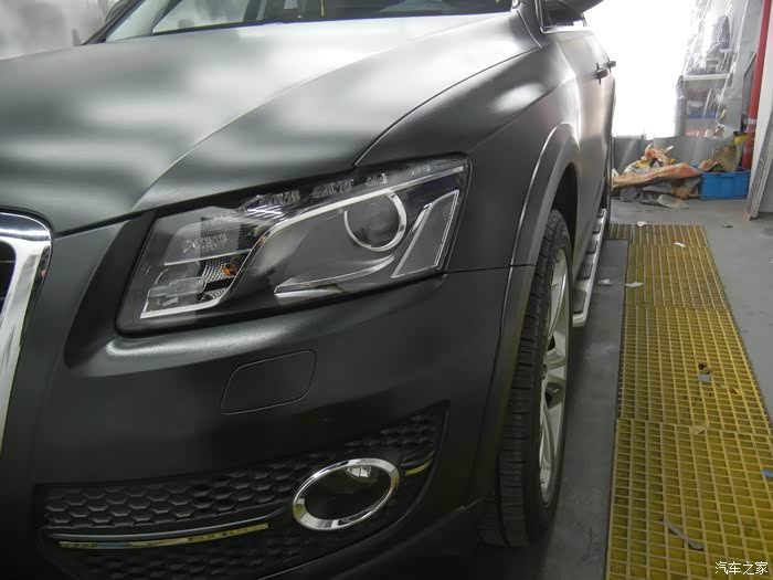 根据车主的要求,最后加入了一定比例的亮光漆,最终的效果油箱类似于