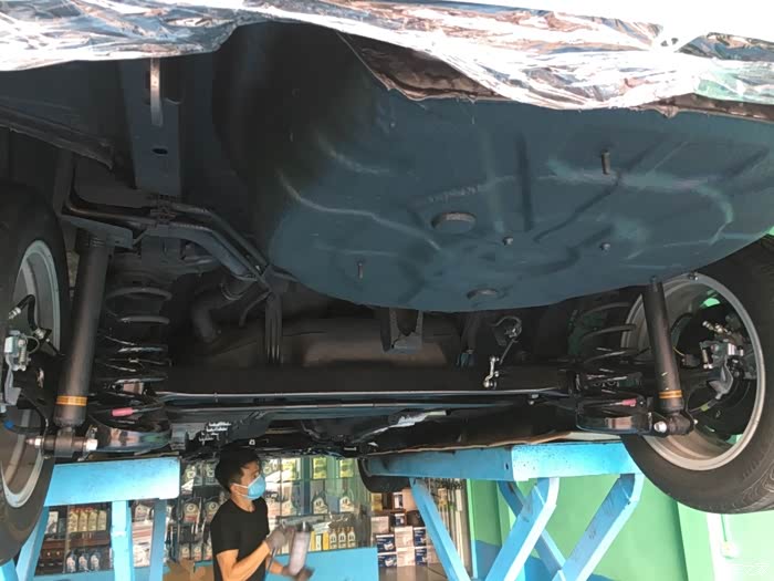 卡罗拉双擎精英版底盘装甲