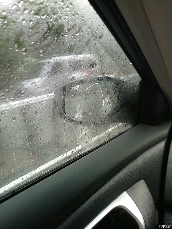 关于雨天行车前窗玻璃起雾