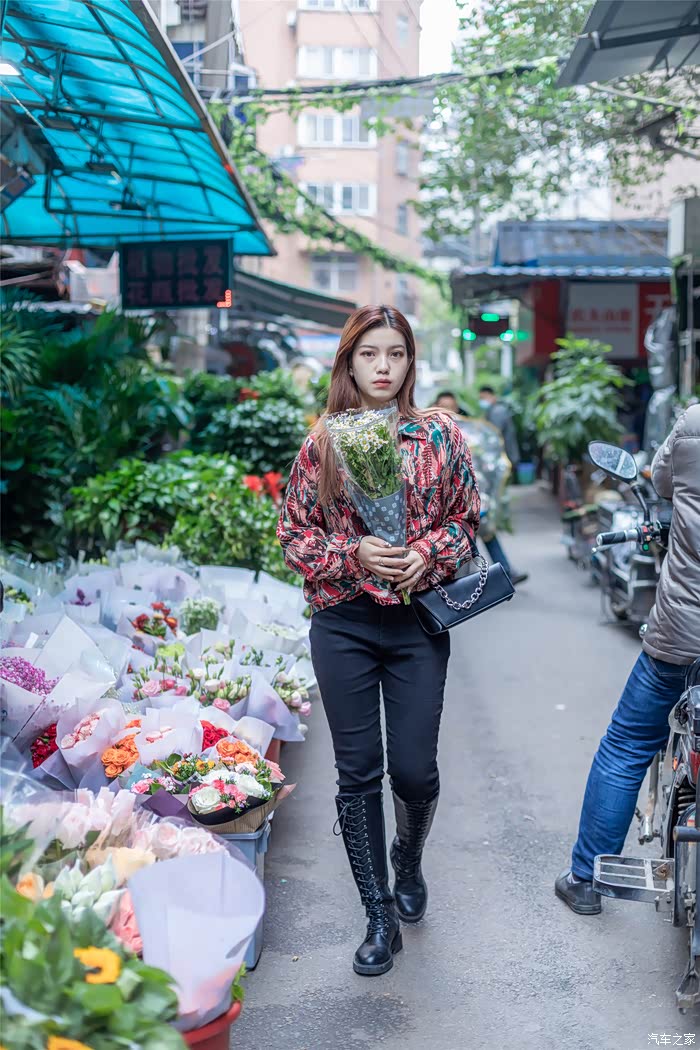 打工人也浪漫女神与小六邂逅花市