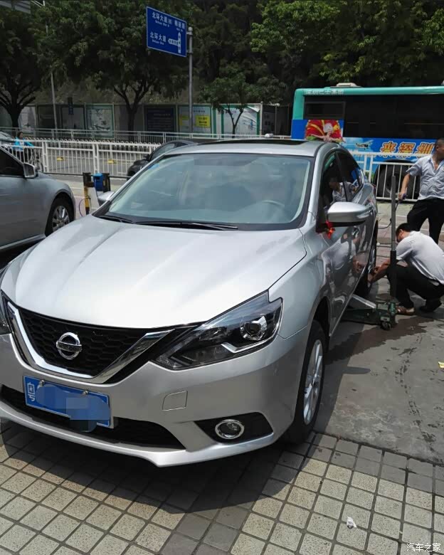 求2016新轩逸银色车身照片