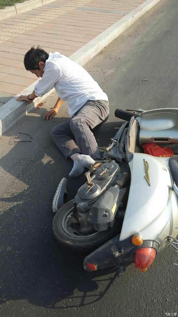 两个电动撞上了