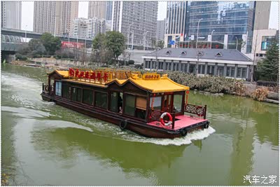 欣赏楚河仿古豪华游船