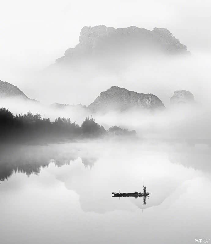 湖面大雾笼罩,仿佛就像一副水墨画,真美.