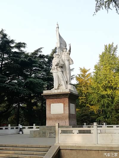 从东门步入丛台公园,迎面是雄伟的工农兵塑像.