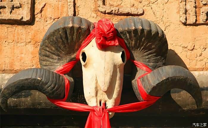 寨子大门上挂的这个牛头.