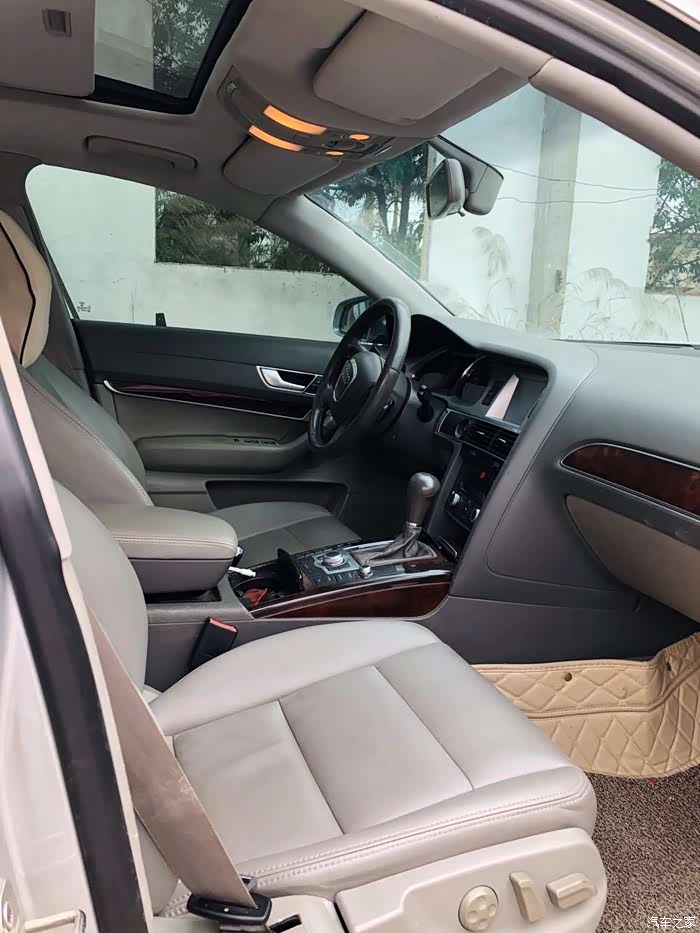 老款的奥迪a6依旧很帅气,气质犹存.